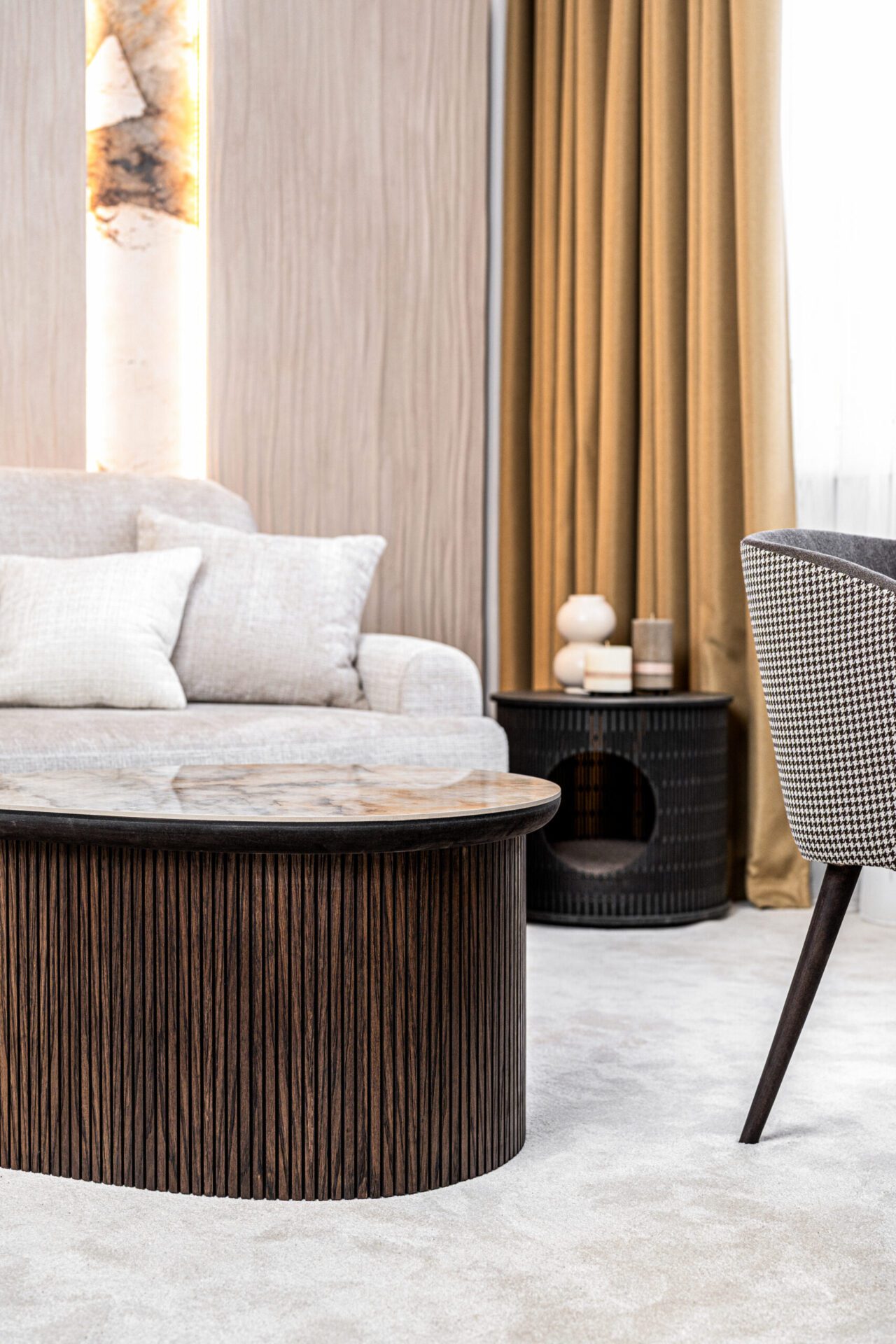 CNC frezuotas kavos staliukas FLOW iš ąžuolo lukšto su PATAGONIA akmens masės stalviršiu InSky showroom Vilniuje