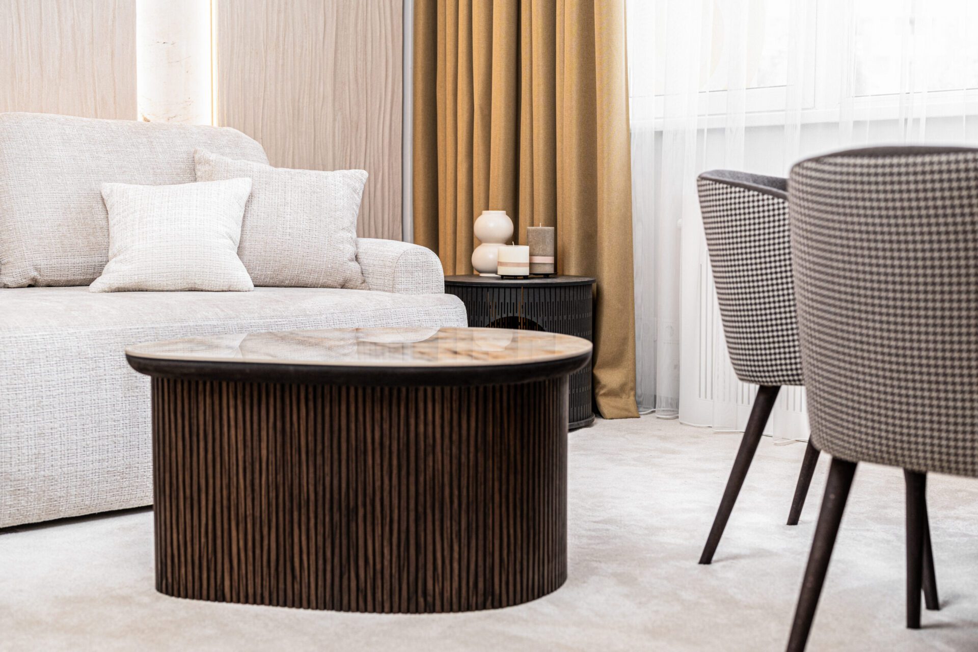 CNC frezuotas kavos staliukas FLOW iš ąžuolo lukšto su PATAGONIA akmens masės stalviršiu InSky showroom Vilniuje