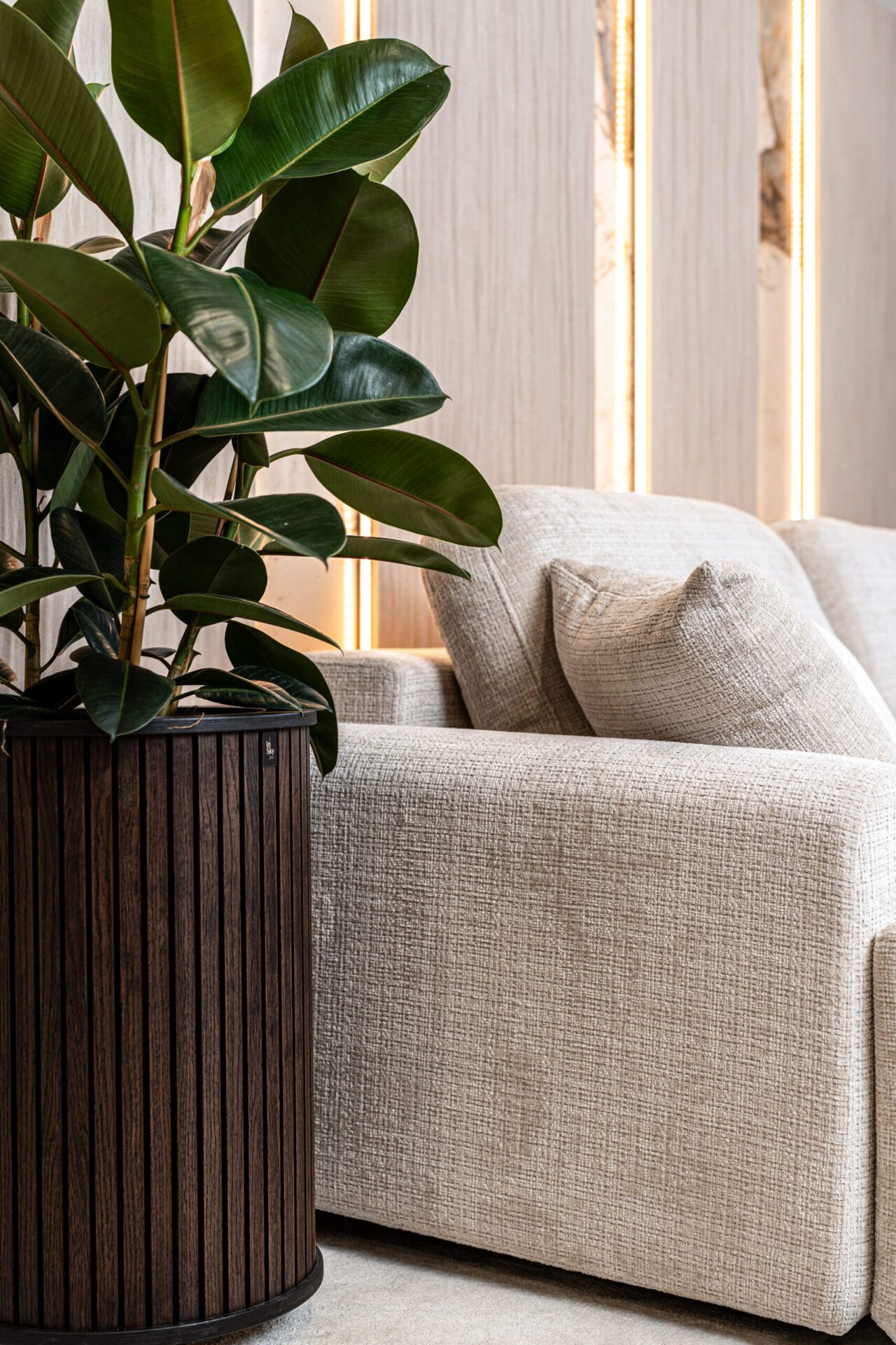 Mobilus ąžuolo lukšto vazonas Harmony su paslėptais ratukais – CNC frezavimas ir interjero dekoro gamyba